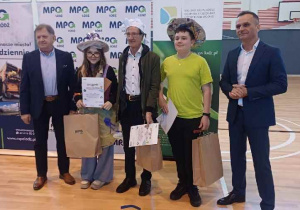 Uczestnicy z naszej szkoły z nagrodami w obecności organizatorów i jury.