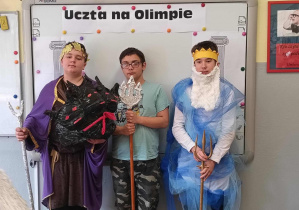 Trzej chłopcy w przebraniach wybranych bogów i herosów