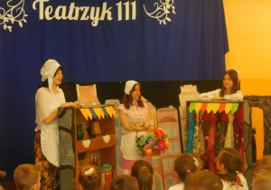 Scena z przedstawienia - kwiaciarki