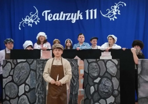 Scena z przedstawienia- Lucek w podziemiach szuka legendarnej Złotej Kaczki