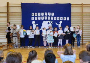 Zwycięzcy i wyróżnieni recytatorzy pozują do wspólnego zdjęcia
