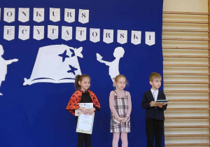 Zdobywcy trzech pierwszych miejsc, uczniowie z odebranymi dyplomami