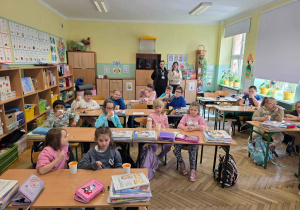 ich sali lekcyjnej, siedzą przy swoich stanowiskach