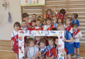 Grupowe zdjęcie Przedszkolaków w fotobudce