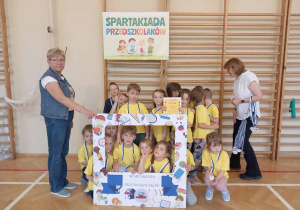 Żółci ze swoimi nauczycielkami przy fotobudce
