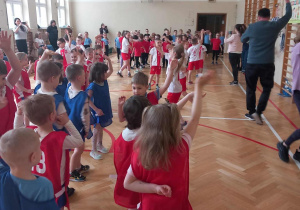 Zabawa taneczna na parkiecie w sali gimnastycznej, przerywnik między konkurencjami sportowymi