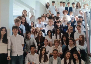 Zdjęcie grupowe uczniów wszystkich klas ósmych