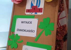 Powitalna dekoracja z koniczynkami i uśmiechem