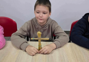 Chłopiec z tradycyjną lalką motanką