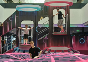 Zabawa na kolorowych trampolinach w Sali Zabaw Hopa Lupa