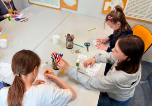Dziewczęta przy pracy stolikowej