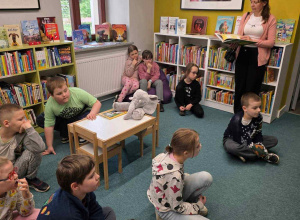 Pierwszoklasiści w Bibliotece Odyseja
