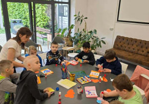 Uczniowie podczas wykonywania laurek na Dzień Matki
