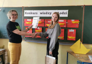 Nauczycielka gratuluje uczestniczce zajęcia drugiego miejsca w konkursie