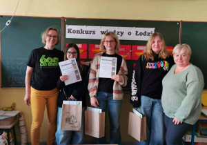 Organizatorki konkursu p. Magdalena i p. Katarzyna z wyróżnionymi uczestnikami konkursu