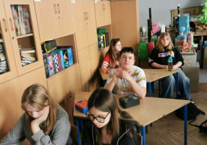Uczestnicy skupieni na zadaniu konkursowym