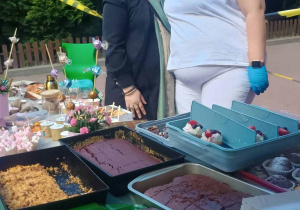 Przewodnicząca RR i mama ucznia przy stanowisku z ciastami