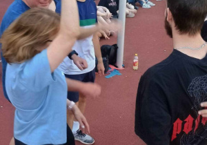 Przywitanie drużyn przed meczem siatkówki