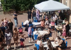 Widok z góry na bawiących się uczestników pikniku i stoiska