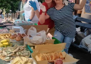 Uśmiechnięte Pane przy kiermaszowym stole