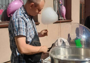 Jeden z tatusiów przygotowuje watę cukrową