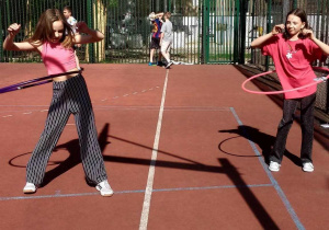 Dziewczęta kręcą hula hop