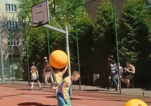 Zabawa piłkami do skakania