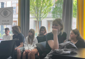 W oczekiwaniu na zajęcia z tyłu na szybie logo Black World