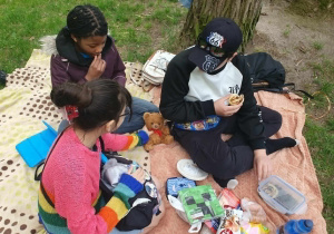 Dziewczynki robią piknik na kocu