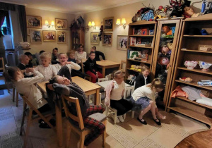 Dzieci we wnętrzu Baśniowej Kawiarenki