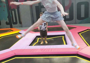 Uczennica podczas skoków na trampolinie