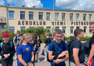 Uczniowie przed budynkiem areoklubu