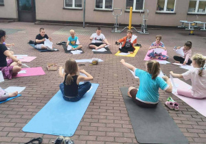 Ćwiczenia wykonywane na siedząco, maty ułożone w formie okręgu