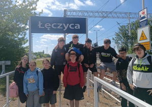 Uczniowie pod tablicą z nazwą miejscowości