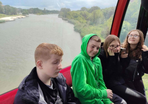 Uczniowie w gondoli Polinka, w dole panorama rzeki Odry
