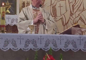 Ks. Edward sprawuje Najświętszą Eucharystię w intencji minionego roku szkolnego, udanych wakacji i swojego pożegnania z Parafią