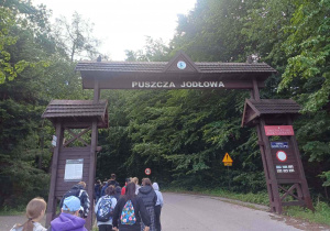 Symboliczna brama wejściowa do Puszczy Jodłowej