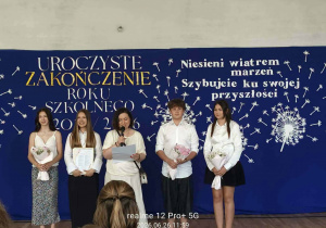Przewodnicząca Rady Rodziców wśród uczniów odczytuje podziękowania