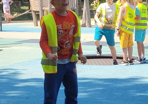 Chłopiec bawi się skacząc na trampolinie