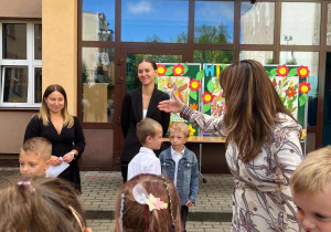Pani dyrektor przedstawia dzieciom klas pierwszych nowe nauczycielki