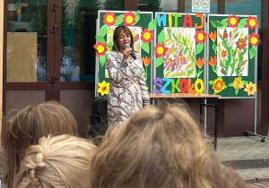Pani dyrektor przemawia do dzieci i ich rodziców