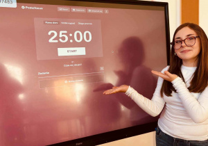Uczennica przy ekranie multimedialnym