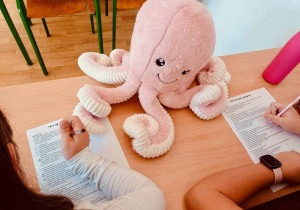 Różowa maskotka ośmiornica umila pracę uczennicom