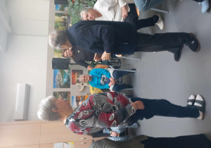 I seniorzy stoją naprzeciw siebie przygotowując się do aktywności