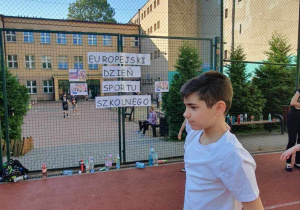 Uczeń na tle napisu "Europejski Dzień Sportu Szkolnego"