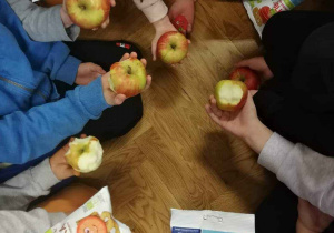 Zdrowe przekąski - jabłka i jabłkowe suszone czipsy