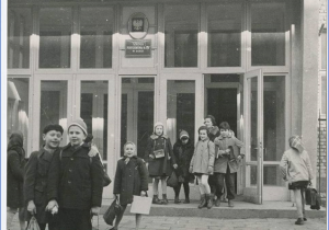 Archiwalne zdjęcie - uczniowie z lat 60-tych przed wejściem do szkoły